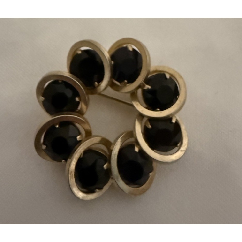 VINTAGE ROUND PIN BROOCH BLACK‎ ENAMEL With Gold tone Metal 1.25"